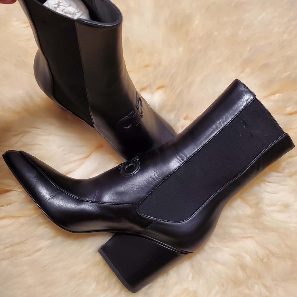 Salvatore Ferragamo Gancini sz 6 boots in black leather